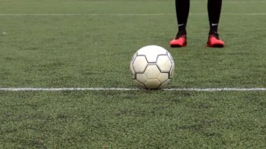 Ukrayna, Kyiv - 19 Aralık 2019: Düşük kesimli futbol oyuncusunun çimenlerde top attığı sahne