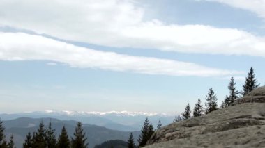 Genç yürüyüşçü dağın tepesine ulaşıyor ve ellerini kaldırıyor. Maceracı bir hedefe ulaşıyor. Macera, Zen konsepti 4k