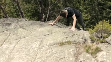Bir turist kayanın tepesine tırmandı..