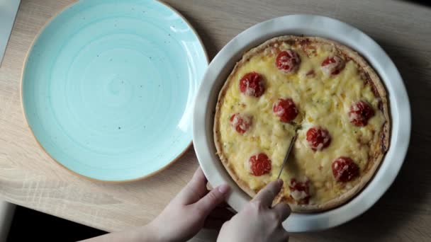 Manos Mujer Usando Cuchillo Plano Para Separar Borde Quiche Caliente — Vídeos de Stock