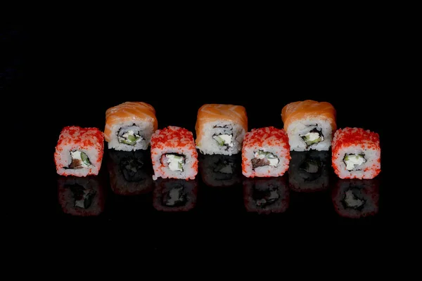 Filadelfia Bułka Łososiem Serem Ogórkiem Czarnym Tle Odbiciem Sushi Filadelfii — Zdjęcie stockowe