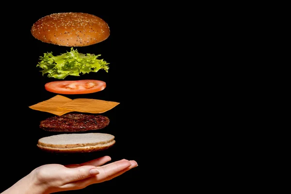 Fliegende Zutaten Burger Oder Cheeseburger Auf Einem Kleinen Hölzernen Schneidebrett — Stockfoto