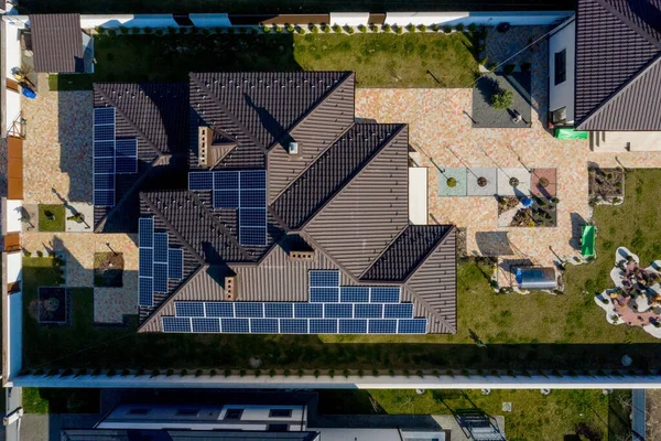 Çatıda bahçe ve güneş panelleri olan yeni bir ev..