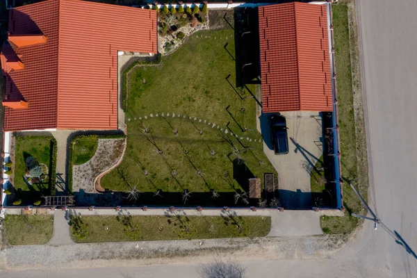Вид Сверху Воздуха Частного Дома Асфальтированным Двором Зеленой Газоном Травы — стоковое фото
