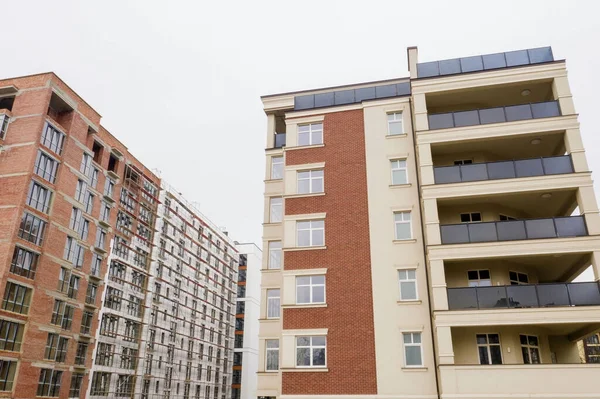 Yüksek Katlı Çok Katlı Binalar Yapım Aşamasında Binanın Yakınındaki Kule — Stok fotoğraf