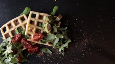 Masada Belçika waffle 'ı ile nefis bir kahvaltı yapan bir kadın, yakın plan. Kahvaltı konsepti