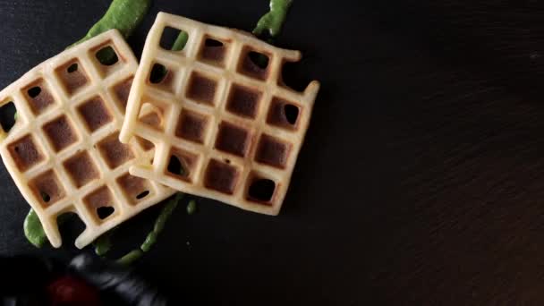 Eten Boven Het Zicht Maken Presentatie Vers Gebakken Belgische Wafels — Stockvideo