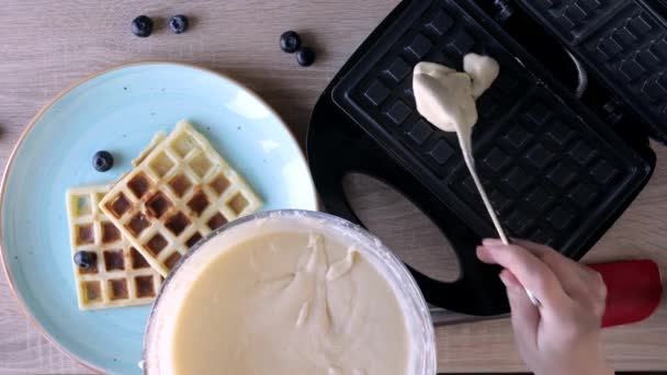 Waffeln Werden Waffelbäcker Gebacken Herzhafte Waffeln Frühstückskonzept — Stockvideo