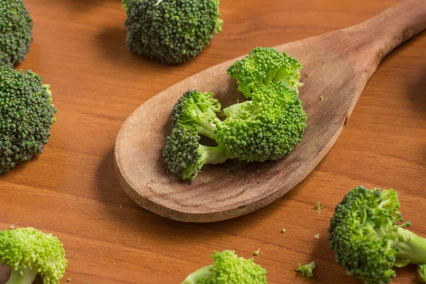 Brócolos em uma colher — Fotografia de Stock