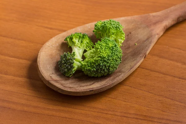 Brokkoli in einen Löffel — Stockfoto