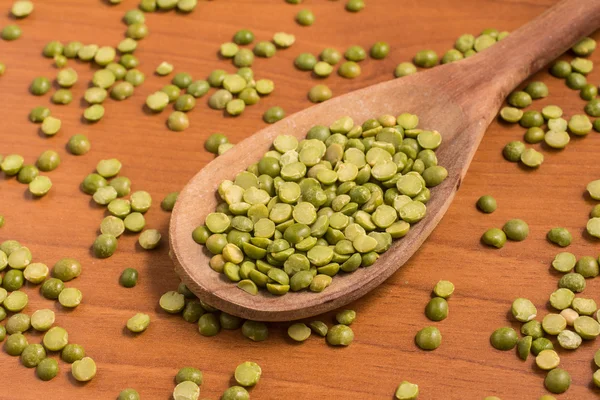 Ervilhas verdes secas em uma colher — Fotografia de Stock