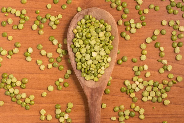 Ervilhas verdes secas em uma colher — Fotografia de Stock