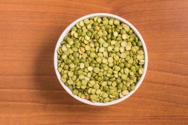 Bir kase içine kurutulmuş yeşil bezelye