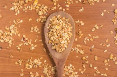 Granola içine bir kaşık