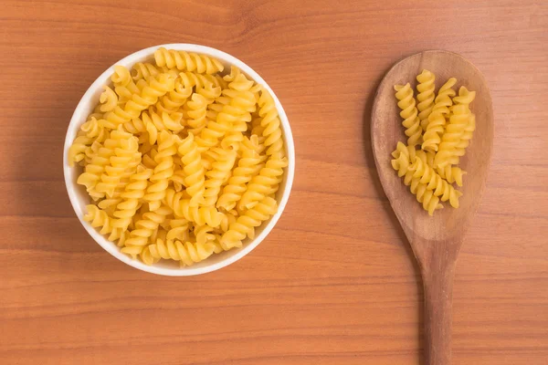 Fusilli do miski. — Zdjęcie stockowe