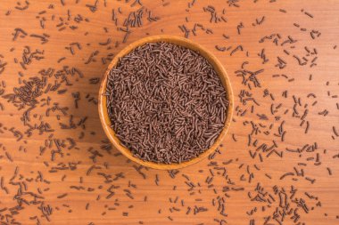 Çikolata erişte. Çikolata parçacıklı