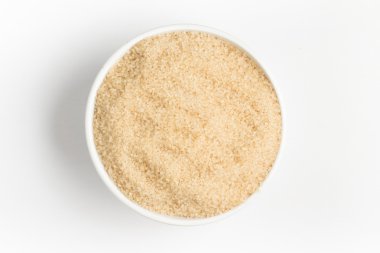 Demerara şeker bir kasenin içine