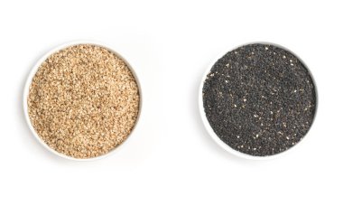 Bir kaseye beyaz ve siyah susam