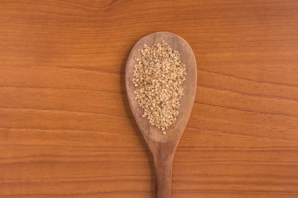 Sésamo blanco en una cuchara — Foto de Stock