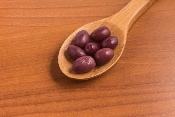 Aceitunas negras en una cuchara —  Fotos de Stock