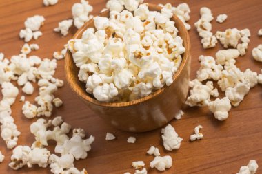 Bir kase içine patlamış mısır