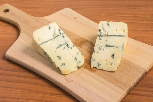 Plasterek sera Gongonzola. Roquefort — Zdjęcie stockowe