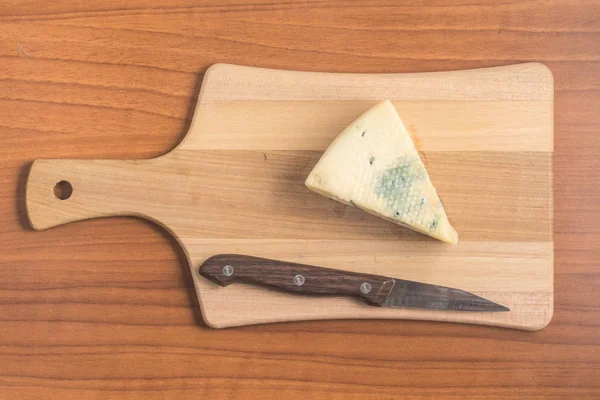 Scheibe Gononzola-Käse. roquefort — Stockfoto