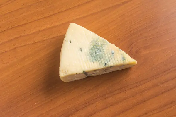 Fatia de queijo Gongonzola. Roquefort — Fotografia de Stock
