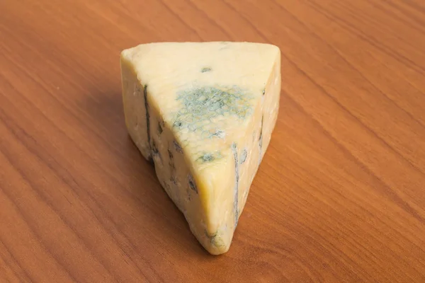 Plátek sýra Gongonzola. Roquefort — Stock fotografie