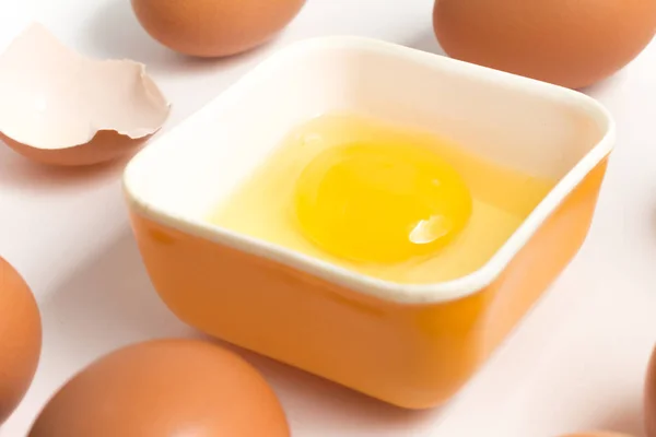Organických hnědých vajec — Stock fotografie
