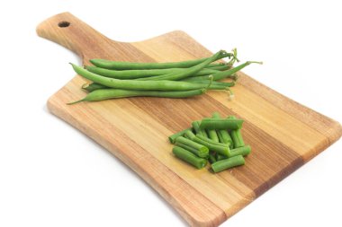 Yeşil fasulye pod ahşap bir kartı. İnce yapılı