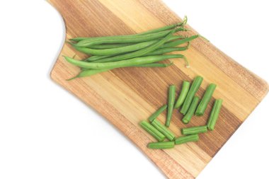 Yeşil fasulye pod ahşap bir kartı. İnce yapılı