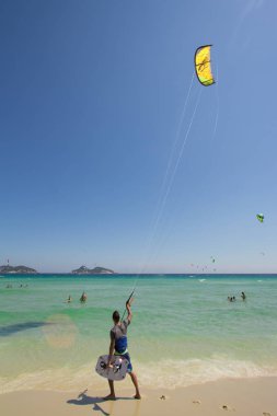 Rio de Janeiro, Brezilya - 26 Aralık 2016: Pepe Beach. Uçurtma sörfü