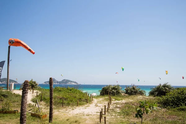 Rio de Janeiro, Brezilya - 26 Aralık 2016: Pepe Beach. Uçurtma sörfü