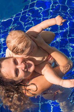 Çocuk çocuk havuzda oynarken