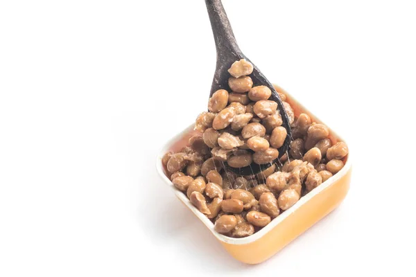 Natto. Bir kaşık içine fermente soya fasulyesi