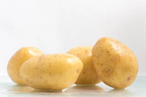 Quatre pommes de terre humides — Photo