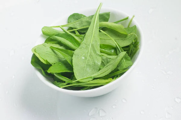 Roquette Feuilles dans un bol — Photo