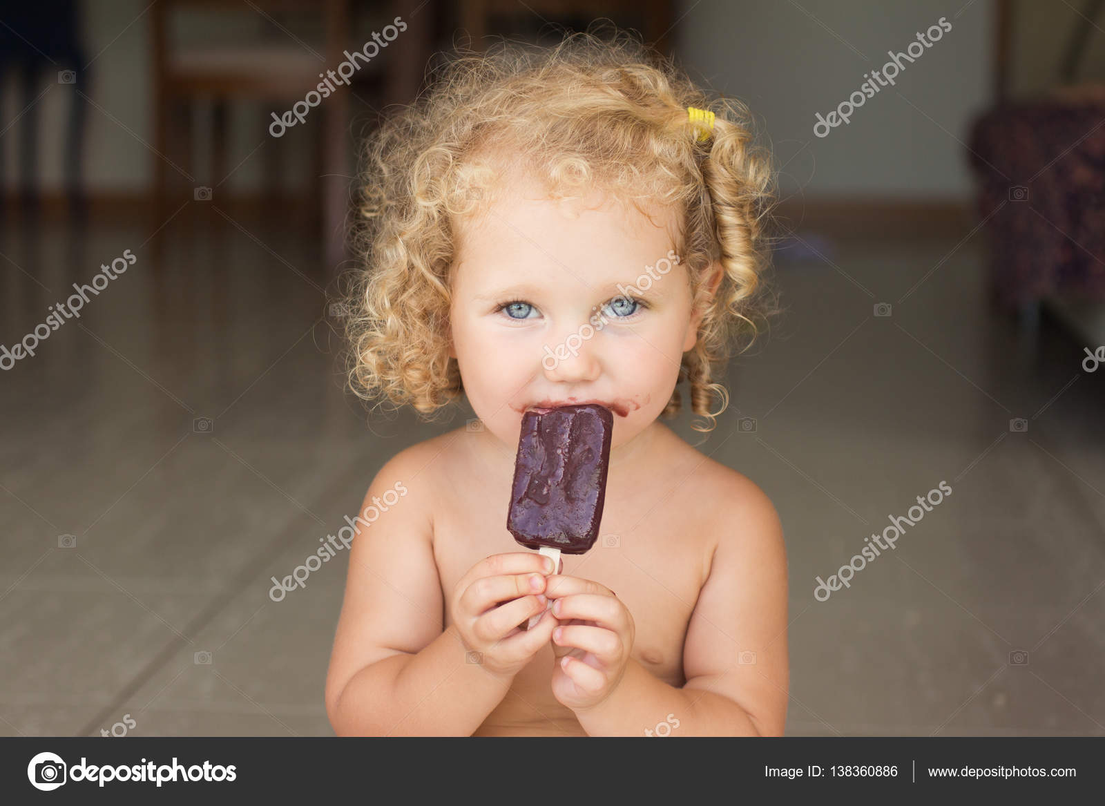 little girls popsicle Little girl eating popsicle ice lolly — Stock Photo © barkstudio #138360886