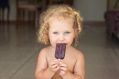 Küçük kız buzlu şeker Buz lolly yeme