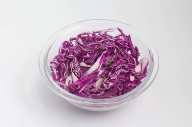 Bir kase içine lahana dilimlenmiş