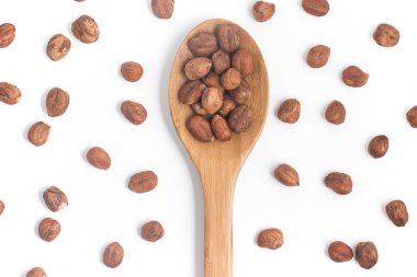 Bir kaşık içine fındık