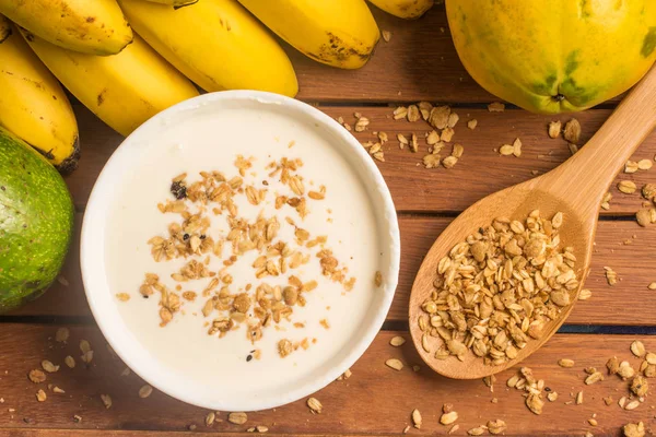 Muz, Papaya, avokado, Granola ve yoğurt