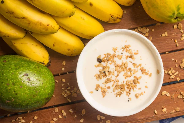 Muz, Papaya, avokado, Granola ve yoğurt