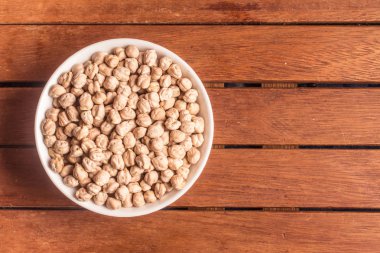 Bir kase içine çiğ nohut