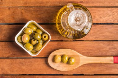 Yeşil zeytin ve yağ