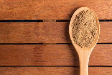 Mascavo kahverengi şeker içine bir kaşık