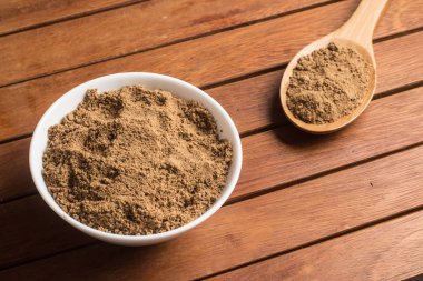 Mascavo kahverengi şeker bir kasenin içine