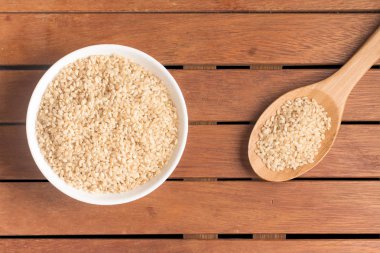 Cateto bütün tahıl pirinç bir kase içine