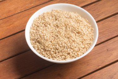 Cateto bütün tahıl pirinç bir kase içine